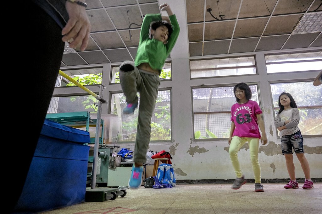猴硐國小學生回到就校舍進行跳高訓練。