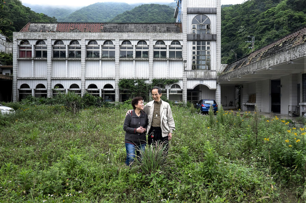 高吉老先生與其妻皆為就猴硐國小的老校友。新北市侯硐國小舊校區因為土石流而不堪使用,成為閒置空校舍,青年郭鎮維將其承租下來,不只直接住進學校,改善環境,更配合舉行老人社區活動與學生課後輔導,讓閒置校舍再次活化使用。