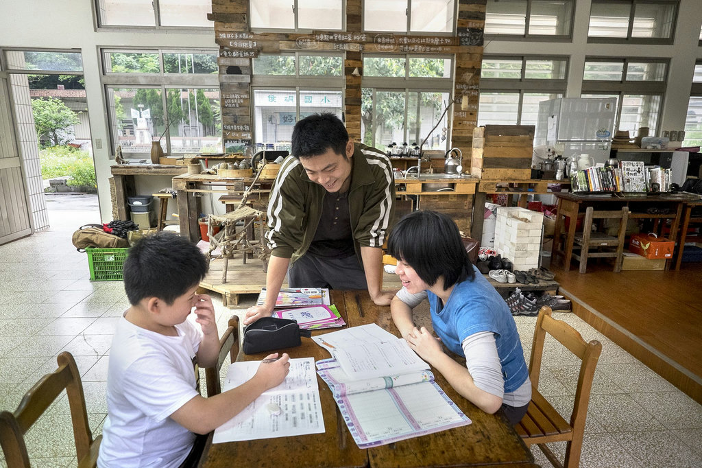 新北市侯硐國小舊校區因為土石流而不堪使用,成為閒置空校舍,青年郭鎮維將其承租下來,不只直接住進學校,改善環境,更配合舉行老人社區活動與學生課後輔導,讓閒置校舍再次活化使用。