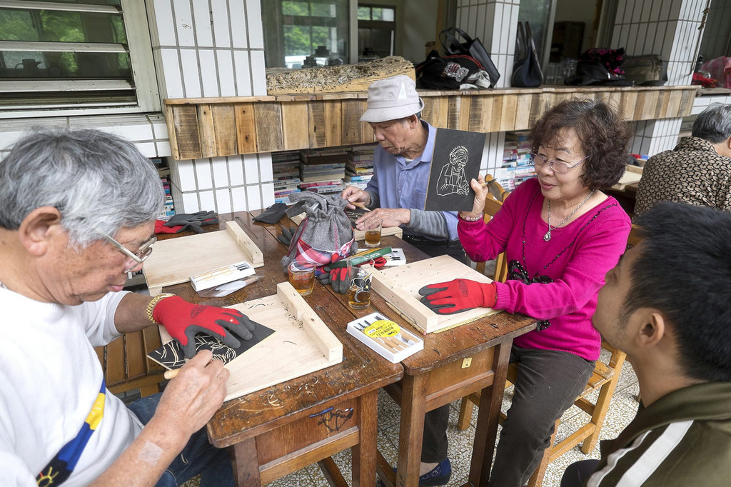 新北市侯硐國小舊校區因為土石流而不堪使用,成為閒置空校舍,青年郭鎮維將其承租下來,不只直接住進學校,改善環境,更配合舉行老人社區活動與學生課後輔導,讓閒置校舍再次活化使用。