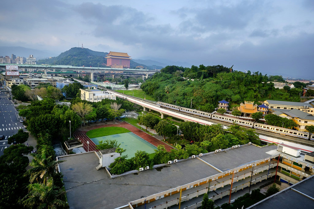 規劃為中繼住宅預定地的台北市明倫國小,鄰近捷運圓山站和花博園區的精華地段,因都會區人口稠密,校地的再使用方式也引發多方討論與爭議。