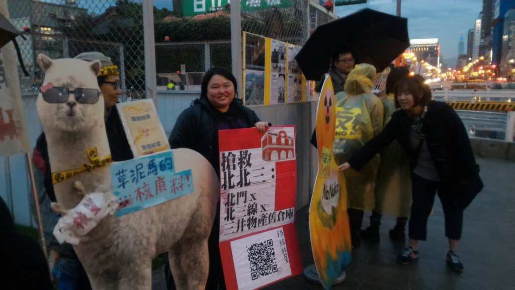 三月反核遊行，我們在遊行終點北門講解三井倉庫和北門地景的故事（照片提供_搶救北北三）