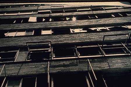 fig-8-pruitt-igoe-vandalized-windows