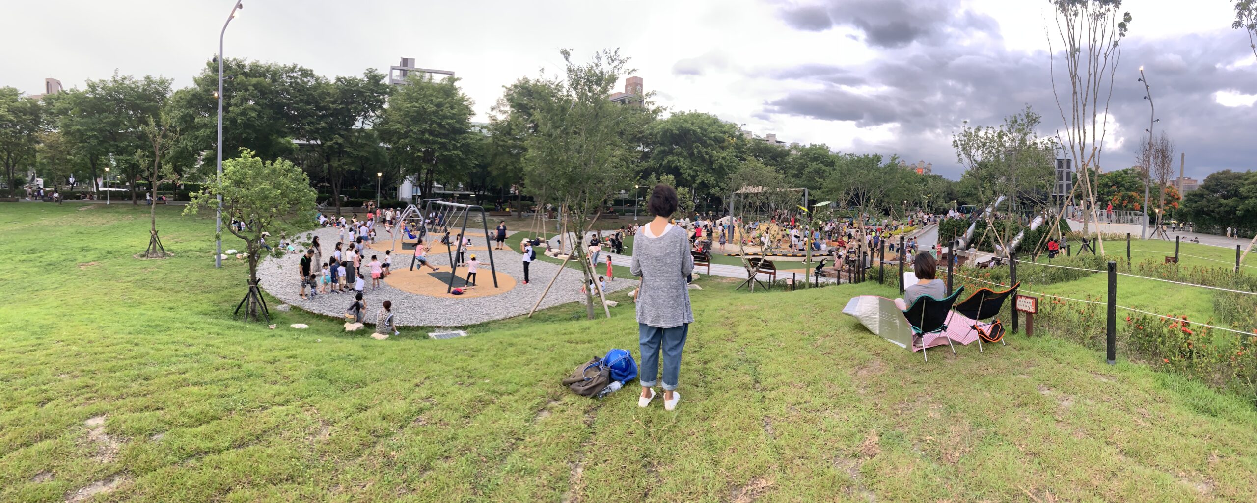 在公園與書本相遇，究竟是知識的殿堂還是書的墳場？