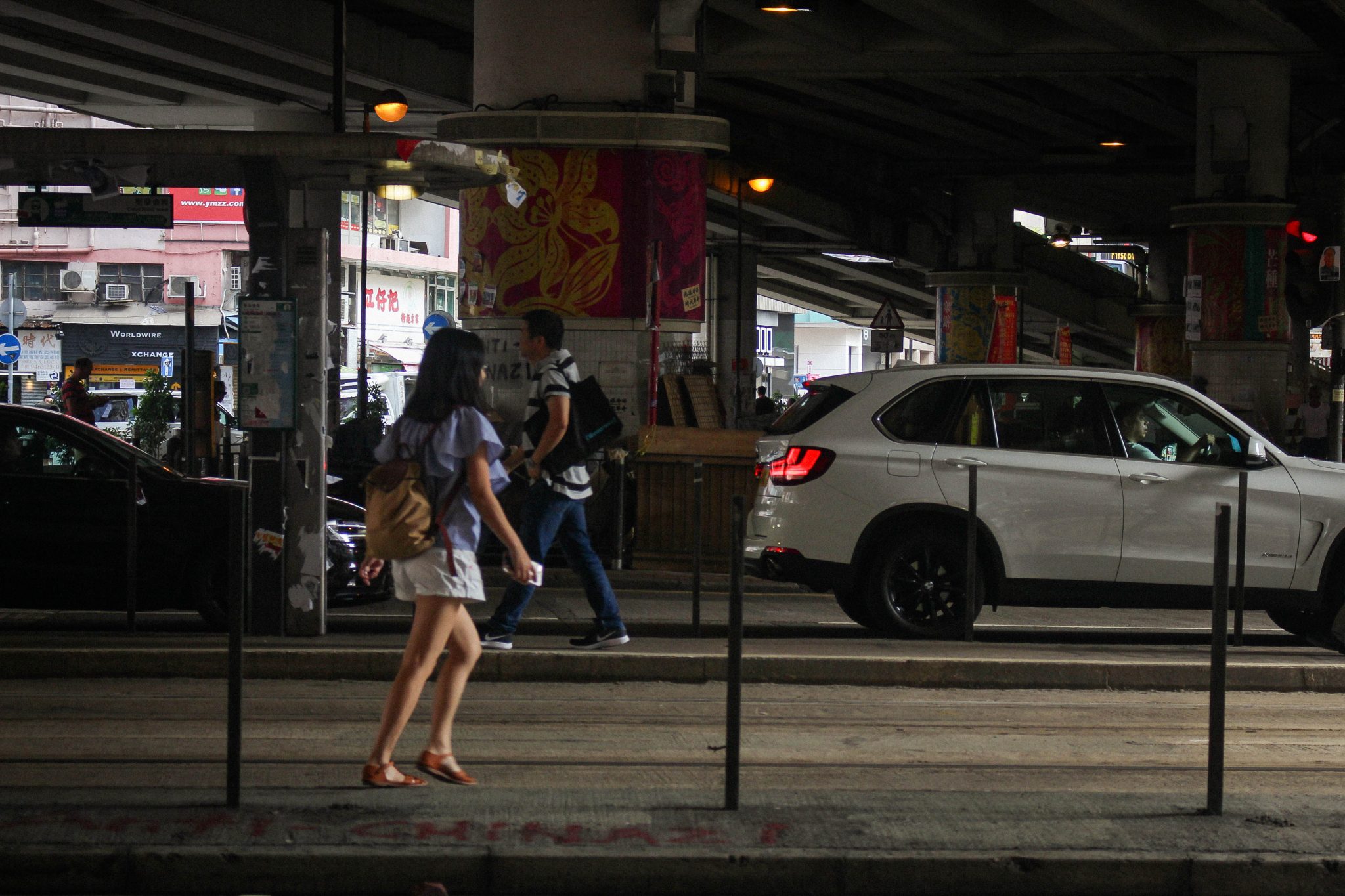 當我們走在香港，沒有欄杆的街道是否更好？