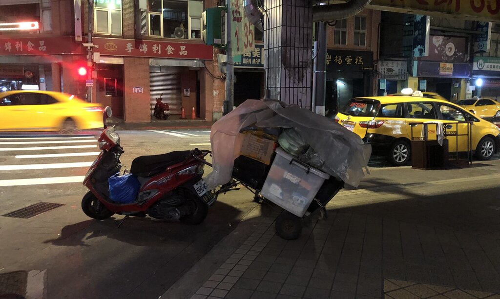 機車在後方加裝拖車以增加運輸空間(作者自攝)