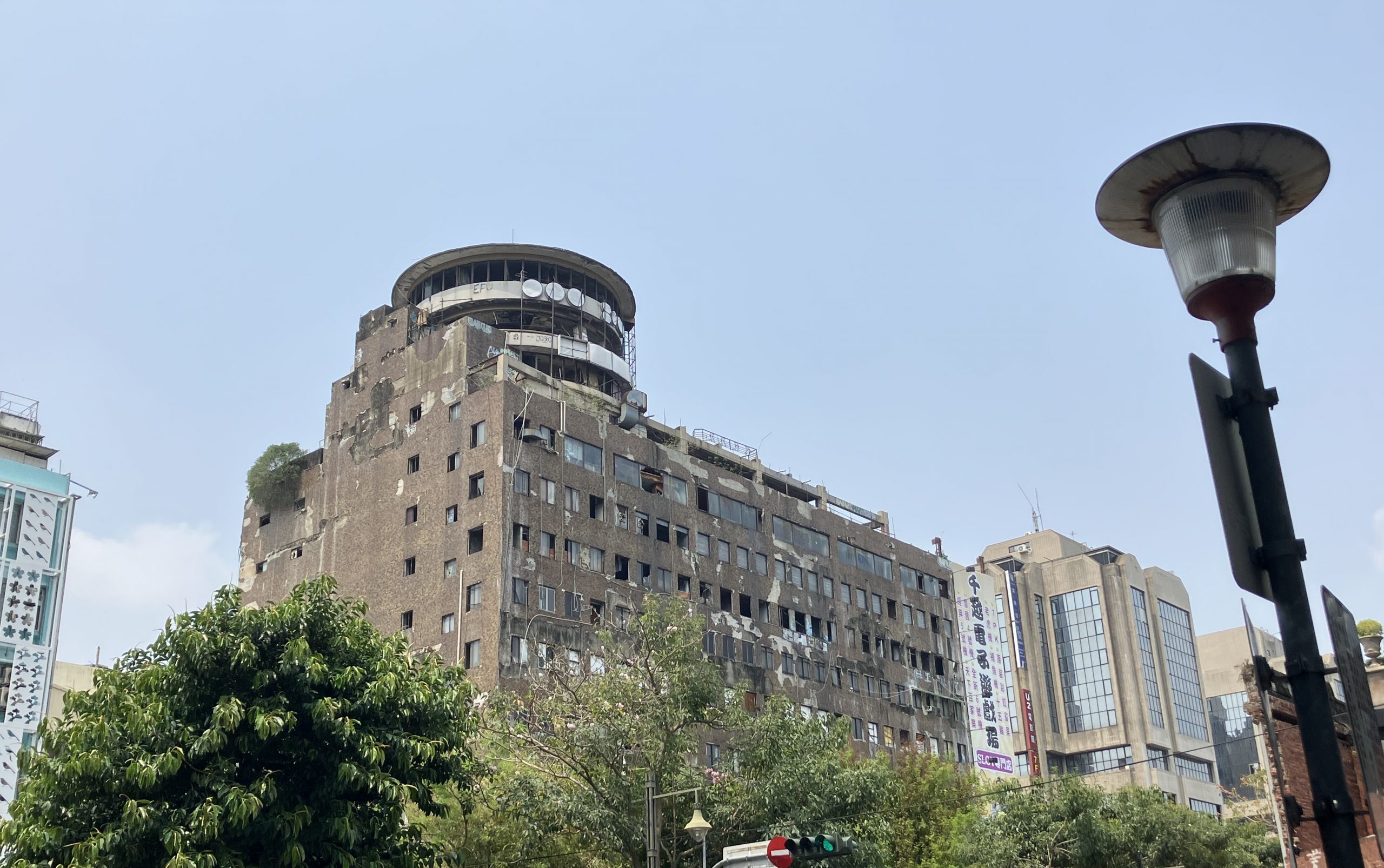 塗鴉、西餐廳、廢墟:繁華與沒落之間的千越大樓